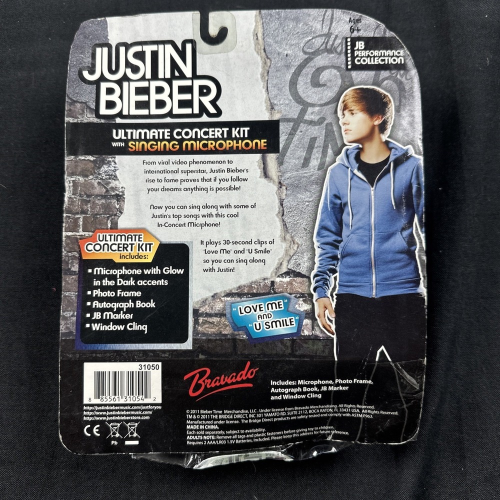 Justin Bieber Ultimate Concert Kit With Singing Microphone - Picture 2 of 3